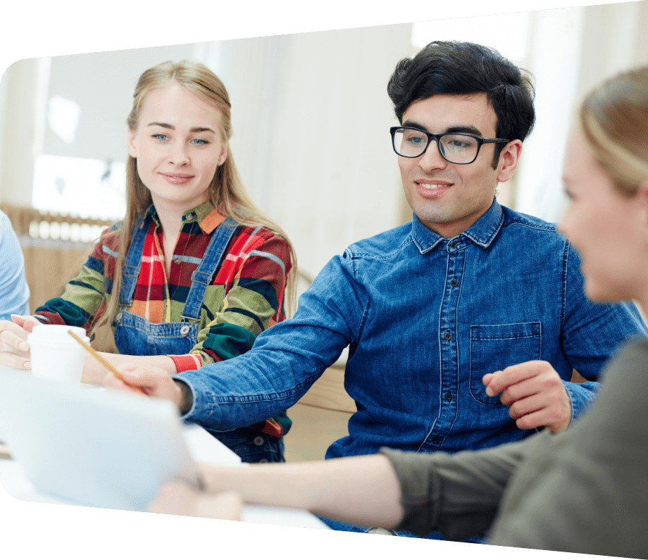 Estudiantes universitarios colaborando durante una sesión de mentoría